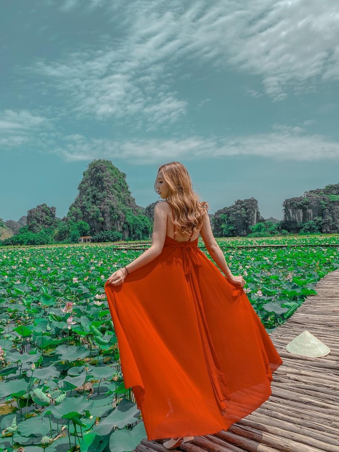 Đẹp lụi tim con đường gỗ giữa cánh đồng sen đang nở rộ ở Hang Múa (Ninh Bình) - ảnh 6