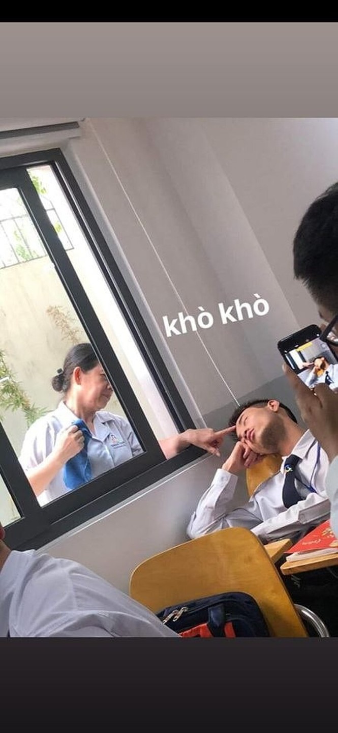 Nam sinh ngủ gật trong lớp, hành động của cô lao công khiến dân mạng không thể nhịn cười - ảnh 1
