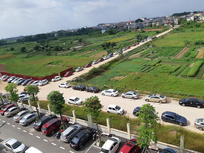 Hàng trăm ô tô đỗ kín cả sân trường trong buổi họp phụ huynh học sinh tại Thái Nguyên - ảnh 4