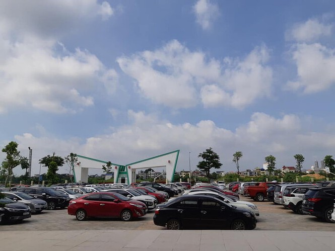 Hàng trăm ô tô đỗ kín cả sân trường trong buổi họp phụ huynh học sinh tại Thái Nguyên - ảnh 3
