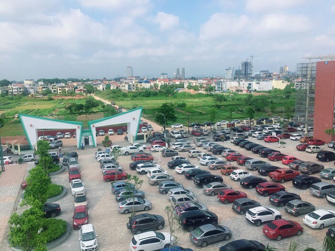 Hàng trăm ô tô đỗ kín cả sân trường trong buổi họp phụ huynh học sinh tại Thái Nguyên - ảnh 1