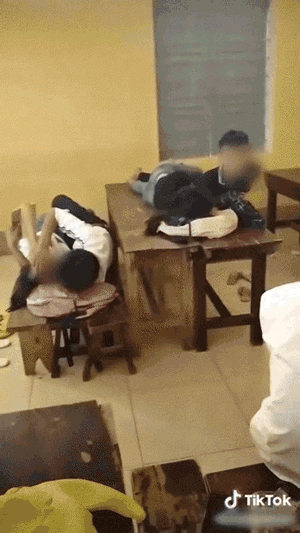 Nhóm học sinh bị chỉ trích gay gắt vì biến lớp học thành nơi thể hiện tình cảm riêng tư - ảnh 1