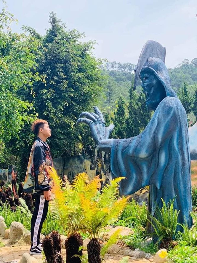 Nhiều khách du lịch ngán ngẩm với tạo hình phản cảm của khu du lịch mới mở ở Đà Lạt - ảnh 4