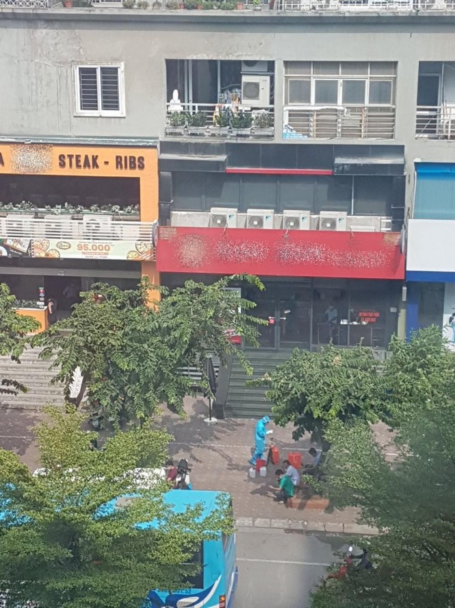 Nhân viên bị nghi nhiễm COVID-19, cửa hàng pizza tại Hà Nội thông báo tạm ngừng hoạt động - ảnh 2