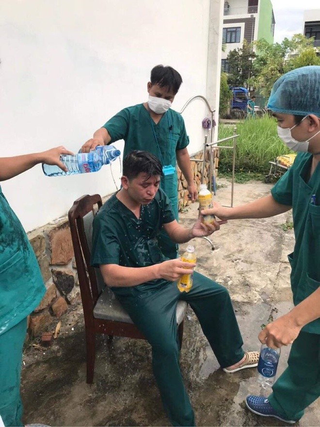 Xót xa với những hình ảnh các bác sĩ tại Đà Nẵng làm việc tới kiệt sức phải truyền nước - ảnh 2