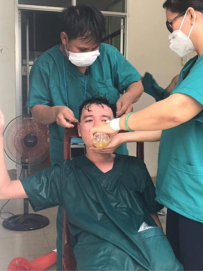 Xót xa với những hình ảnh các bác sĩ tại Đà Nẵng làm việc tới kiệt sức phải truyền nước - ảnh 4