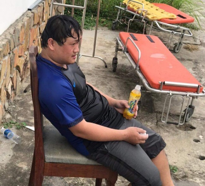 Xót xa với những hình ảnh các bác sĩ tại Đà Nẵng làm việc tới kiệt sức phải truyền nước - ảnh 3
