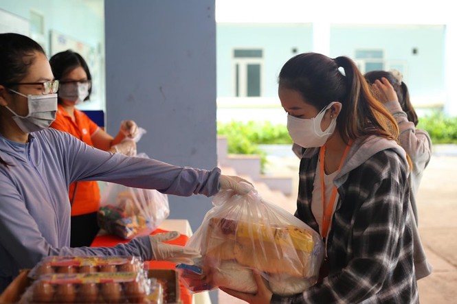 Một trường Cao đẳng tại Đà Nẵng tặng hàng trăm suất quà cứu trợ tới tận tay sinh viên - ảnh 1