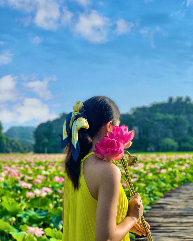Ngỡ ngàng hồ sen nở rộ giữa Thu ở Hang Múa (Ninh Bình), giới trẻ tha hồ chụp ảnh