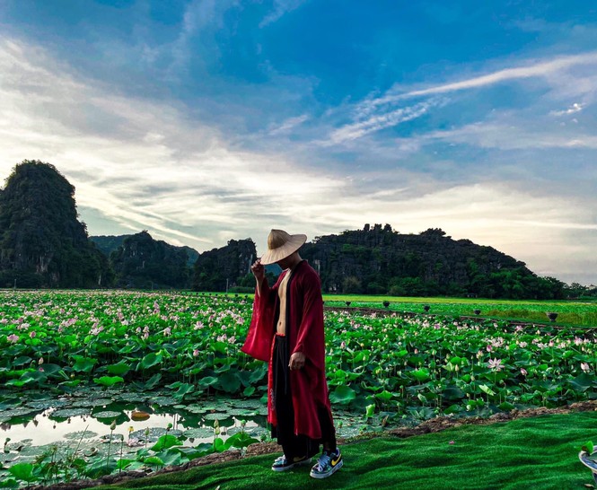 Ngỡ ngàng hồ sen nở rộ giữa Thu ở Hang Múa (Ninh Bình), giới trẻ tha hồ chụp ảnh