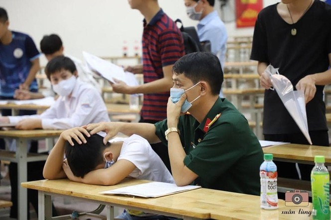 Hình ảnh gây xúc động: Bố xoa đầu, động viên con trai trong ngày làm thủ tục nhập học - ảnh 1