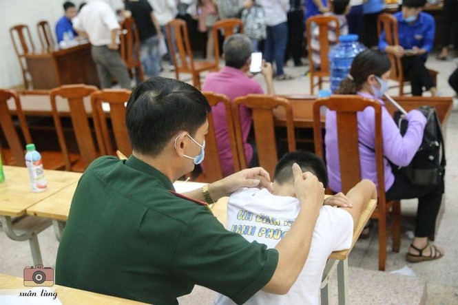 Hình ảnh gây xúc động: Bố xoa đầu, động viên con trai trong ngày làm thủ tục nhập học - ảnh 2