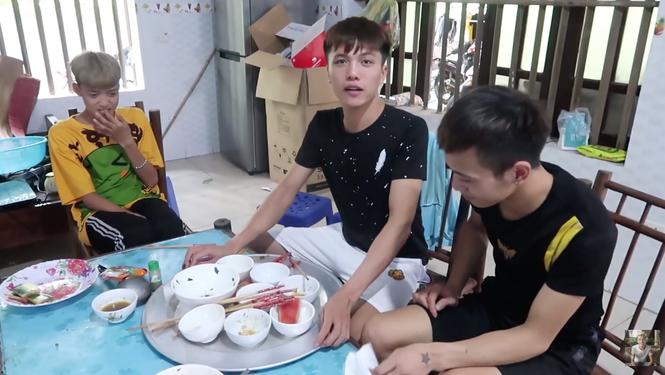 Nam YouTuber khiến dân mạng chán ngán khi