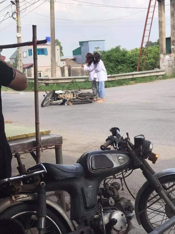 Cộng đồng mạng chú ý tới hành động khó hiểu của hai nữ sinh sau khi bị ngã xe - ảnh 2