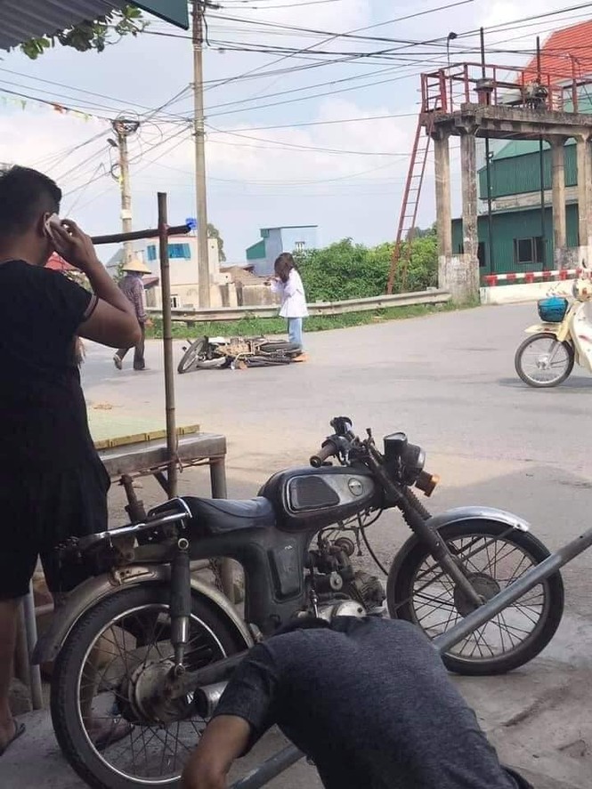 Cộng đồng mạng chú ý tới hành động khó hiểu của hai nữ sinh sau khi bị ngã xe - ảnh 1