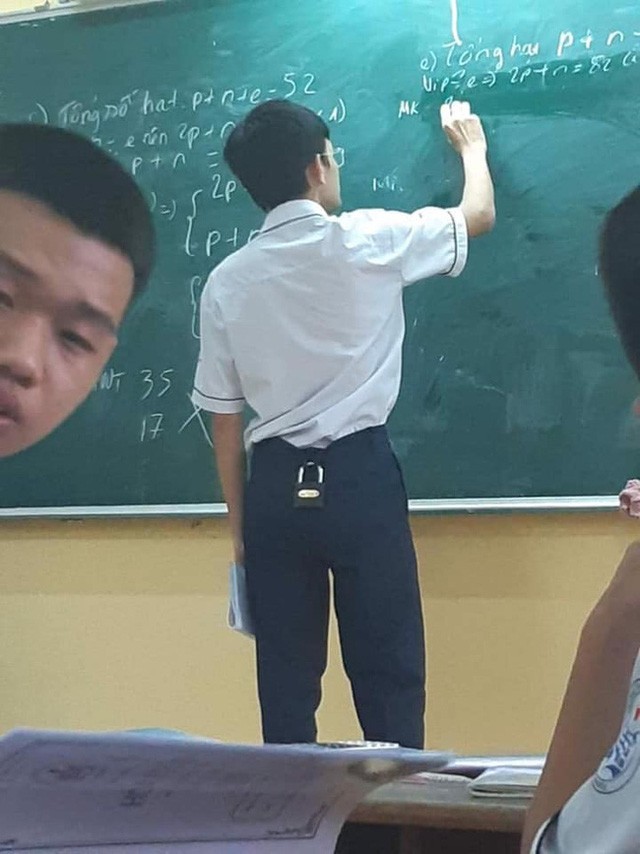 Nam sinh lên bảng làm bài, cả lớp ở phía dưới được trận cười vì