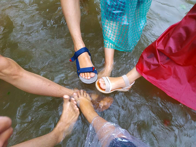 Teen miền Trung mùa mưa lũ: Ngồi ôn bài mà nước ngập tới đầu gối, không thể tới trường học - ảnh 6