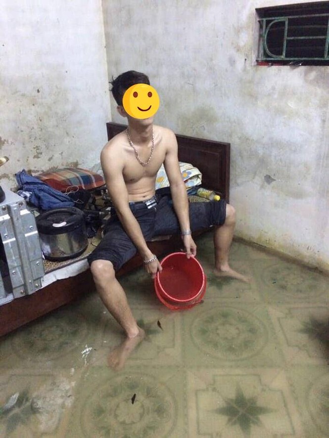 Sinh viên miền Trung khổ sở mùa mưa lũ: Gió quật bay cả mái nhà,