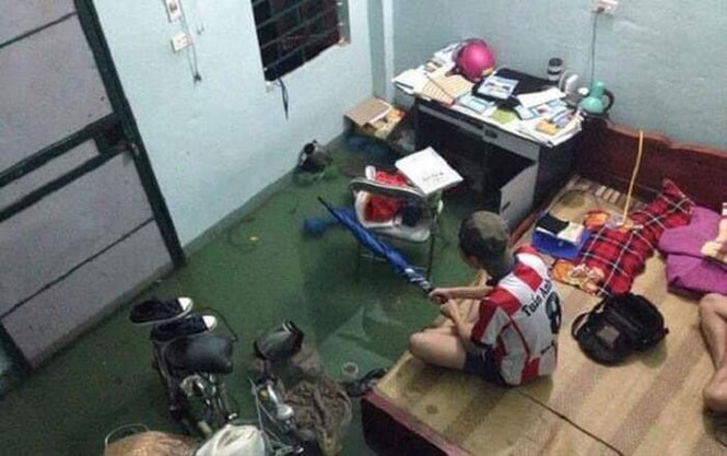 Sinh viên miền Trung khổ sở mùa mưa lũ: Gió quật bay cả mái nhà,