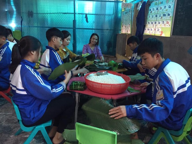 Nghệ An: Teen cùng thầy cô thức trắng đêm gói bánh chưng cứu trợ đồng bào miền Trung - ảnh 1