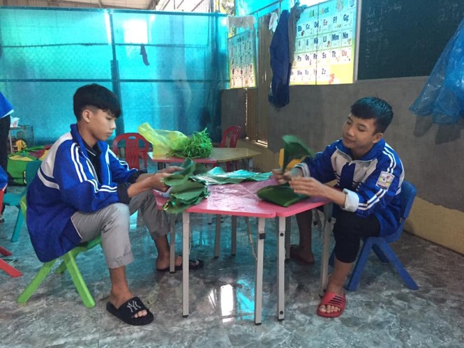 Nghệ An: Teen cùng thầy cô thức trắng đêm gói bánh chưng cứu trợ đồng bào miền Trung - ảnh 4