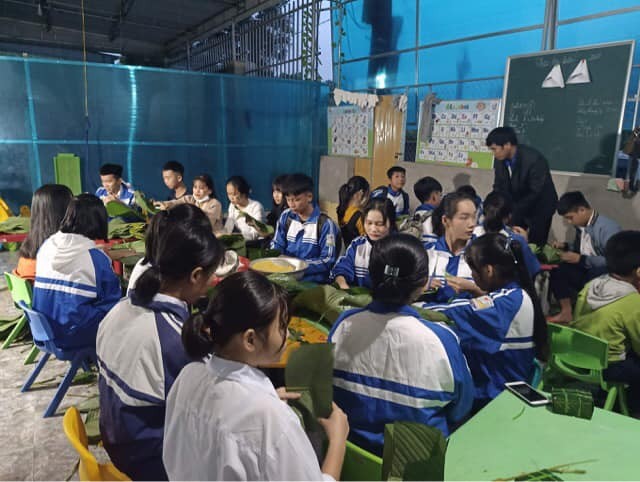 Nghệ An: Teen cùng thầy cô thức trắng đêm gói bánh chưng cứu trợ đồng bào miền Trung - ảnh 5
