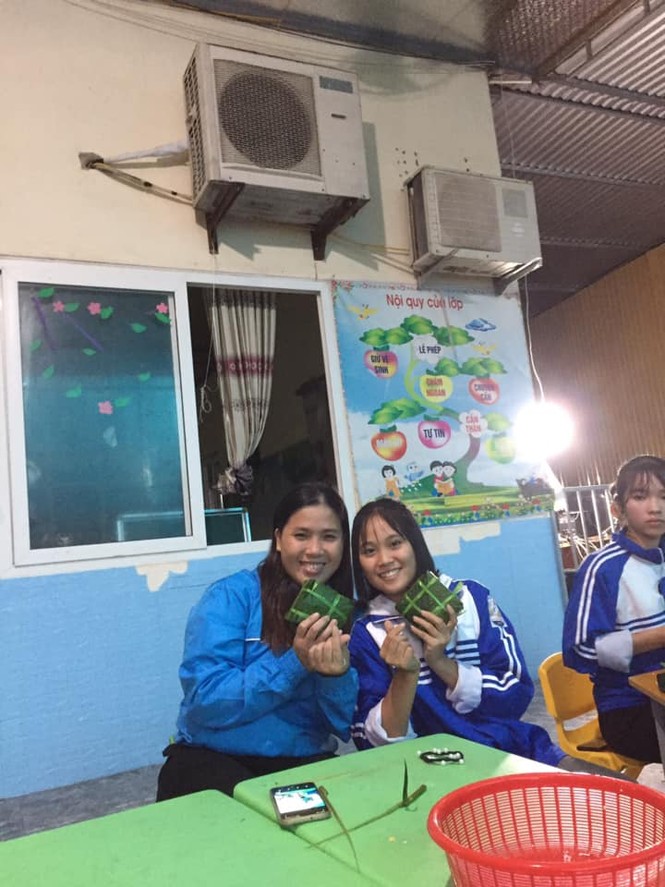 Nghệ An: Teen cùng thầy cô thức trắng đêm gói bánh chưng cứu trợ đồng bào miền Trung - ảnh 6