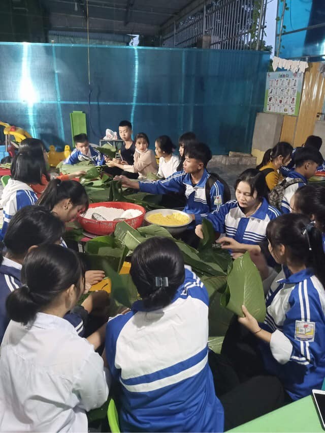 Nghệ An: Teen cùng thầy cô thức trắng đêm gói bánh chưng cứu trợ đồng bào miền Trung - ảnh 7