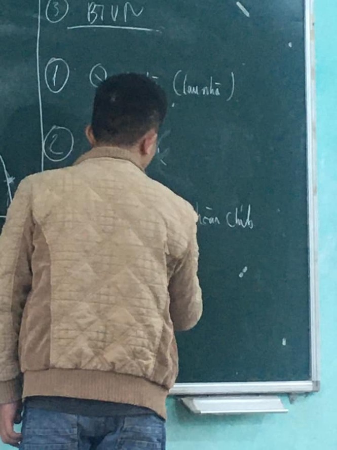 Thầy giáo dạy Toán giao cho cả lớp 4 bài tập về nhà, đọc đề xong ai cũng nghĩ tới mẹ - ảnh 1