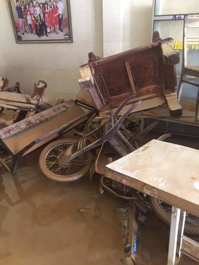 Xót xa với hình ảnh nhà cửa tan hoang, đồ đạc bám bùn ở Quảng Bình sau khi nước lũ rút - ảnh 3
