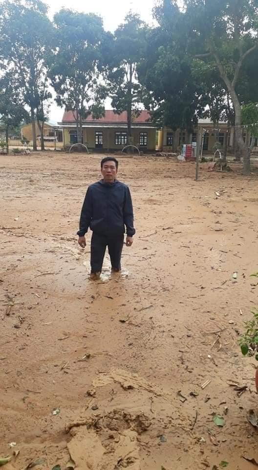 Trường học ở Quảng Trị ngập trong bùn đất dày 1m, học sinh không thể đến trường gần 3 tuần - ảnh 1