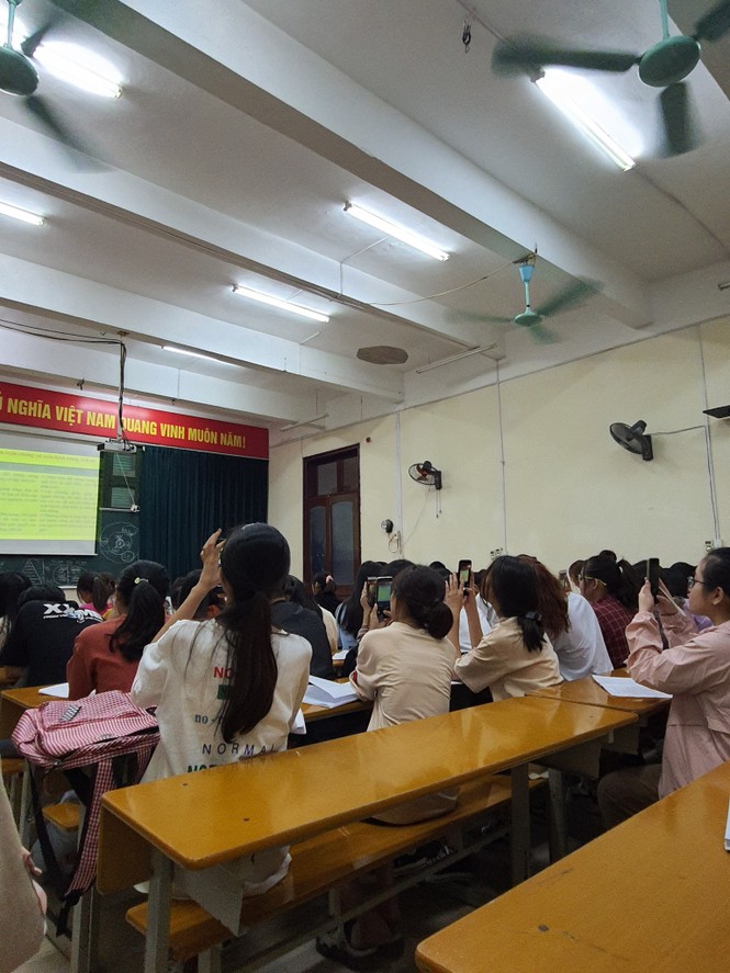 Sinh viên ghi chép bài: Cầm điện thoại chụp, nhưng có mở bài ra học không thì... chưa biết - ảnh 1