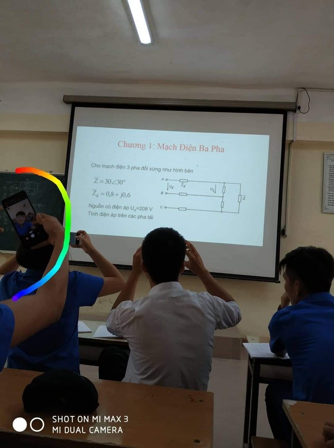 Sinh viên ghi chép bài: Cầm điện thoại chụp, nhưng có mở bài ra học không thì... chưa biết - ảnh 2