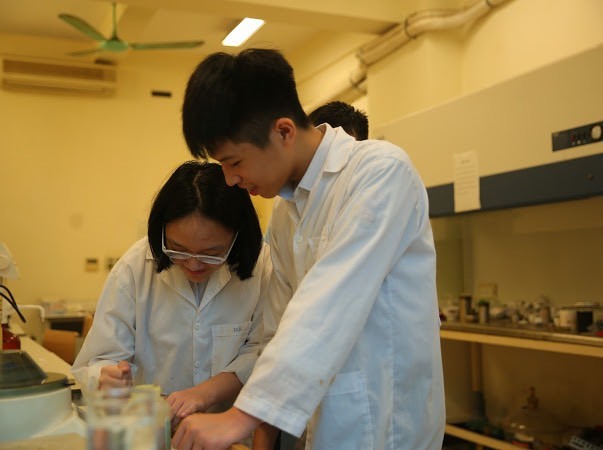 Học sinh lớp 8 tìm giải pháp cải thiện ô nhiễm nguồn nước bằng ứng dụng hạt nanoTIO2 - ảnh 5