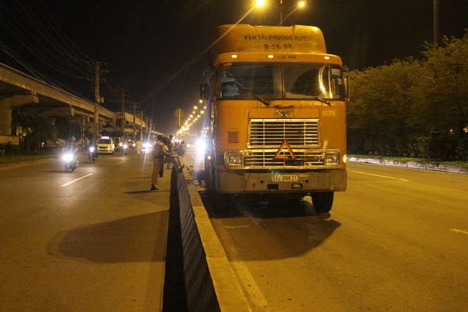 Va chạm với xe container khiến 1 người chết, xe máy biến dạng - ảnh 2