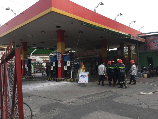 Cây xăng ở Sài Gòn cháy nổ dữ dội, nhiều người tháo chạy - ảnh 2