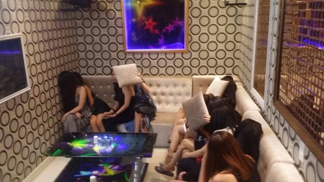 Gần 100 tiếp viên ăn mặc 'mát mẻ' trong nhà hàng ở Sài Gòn - ảnh 5