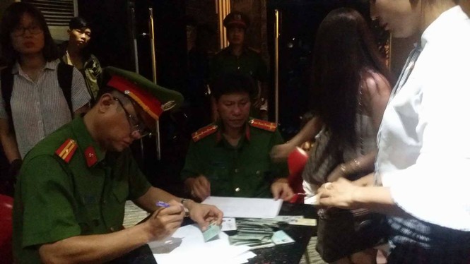 Gần 100 tiếp viên ăn mặc 'mát mẻ' trong nhà hàng ở Sài Gòn - ảnh 6