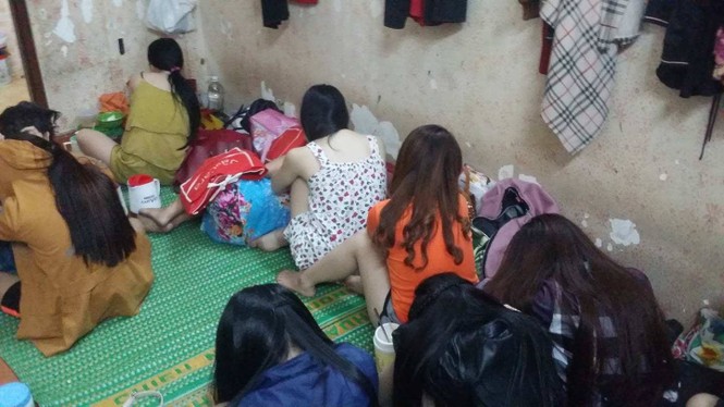Gần 100 tiếp viên ăn mặc 'mát mẻ' trong nhà hàng ở Sài Gòn - ảnh 2