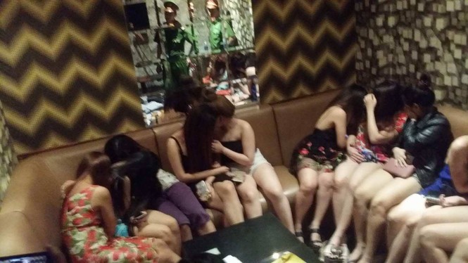 Gần 100 tiếp viên ăn mặc 'mát mẻ' trong nhà hàng ở Sài Gòn - ảnh 4