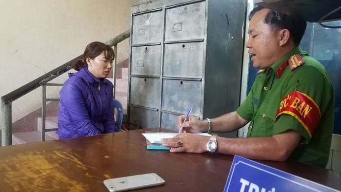 Công an làm việc với phụ huynh có con bị bảo mẫu dùng dao 'dạy dỗ' - ảnh 3