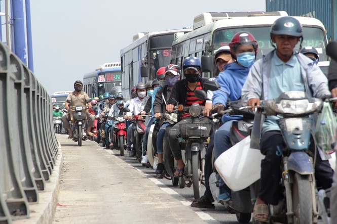 Cửa ngõ TPHCM kẹt xe kinh hoàng từ sáng đến trưa - ảnh 4