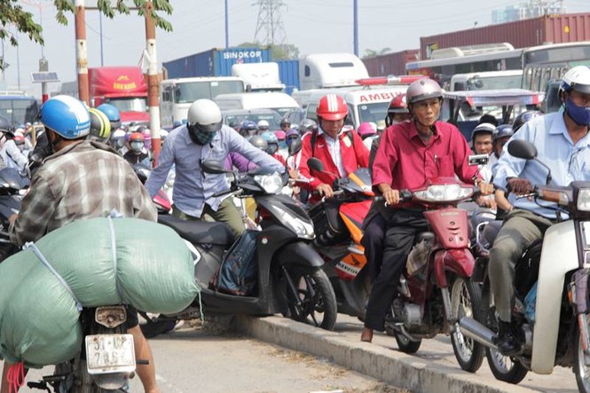 Cửa ngõ TPHCM kẹt xe kinh hoàng từ sáng đến trưa - ảnh 5