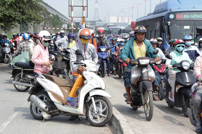 Cửa ngõ TPHCM kẹt xe kinh hoàng từ sáng đến trưa - ảnh 6