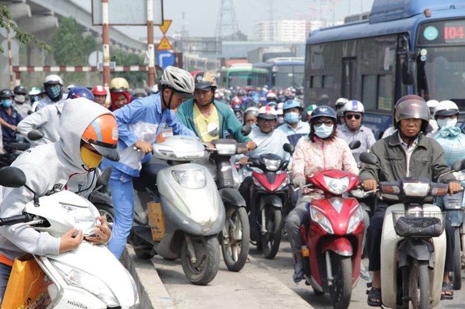 Cửa ngõ TPHCM kẹt xe kinh hoàng từ sáng đến trưa - ảnh 7
