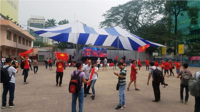 Người Sài Gòn háo hức chờ trận đấu lịch sử của U23 Việt Nam - ảnh 1
