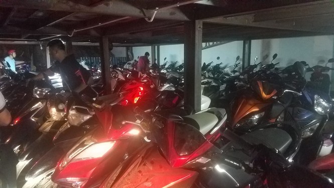 Nhiều bãi giữ xe 'chặt chém' khách tới đường hoa Sài Gòn - ảnh 1