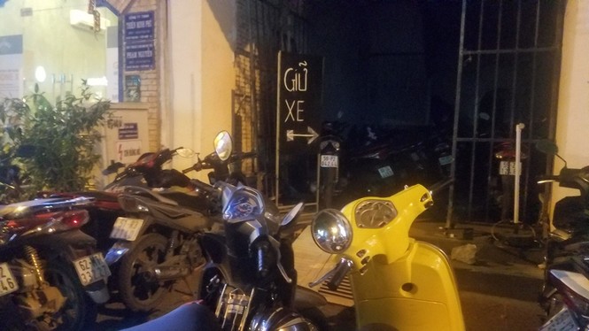 Nhiều bãi giữ xe 'chặt chém' khách tới đường hoa Sài Gòn - ảnh 2