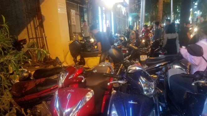 Nhiều bãi giữ xe 'chặt chém' khách tới đường hoa Sài Gòn - ảnh 3