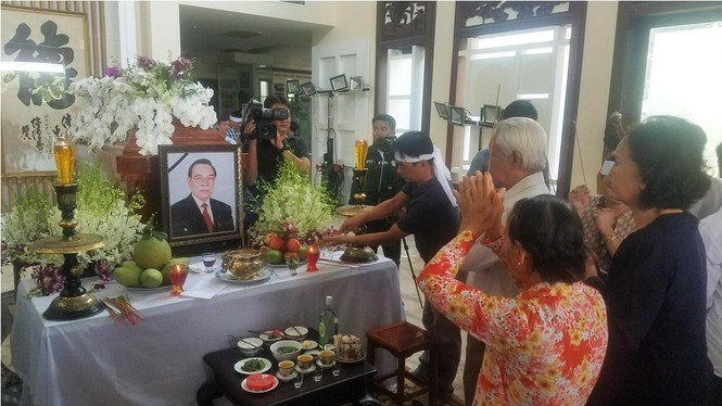 Người dân nghẹn ngào trước sự ra đi của nguyên Thủ tướng Phan Văn Khải - ảnh 2